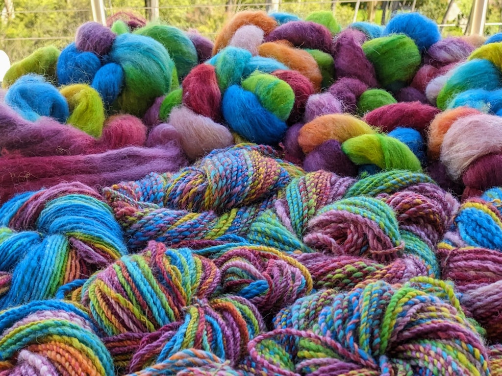 Colour Handling in Spinning: Hand Weavers and Spinners Guild